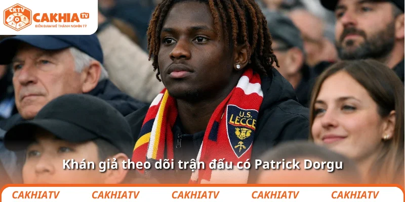 Khán giả theo dõi trận đấu có Patrick Dorgu